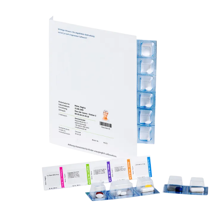 Apotheker verpackt beschriftete Medikamenten-Blisterkarten für die Lieferung nach Hause